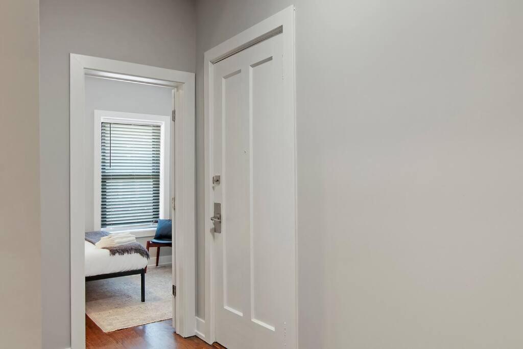 Letto o letti in una camera di 3BR Spacious Apartment with In-Unit Laundry - Kedzie 3F