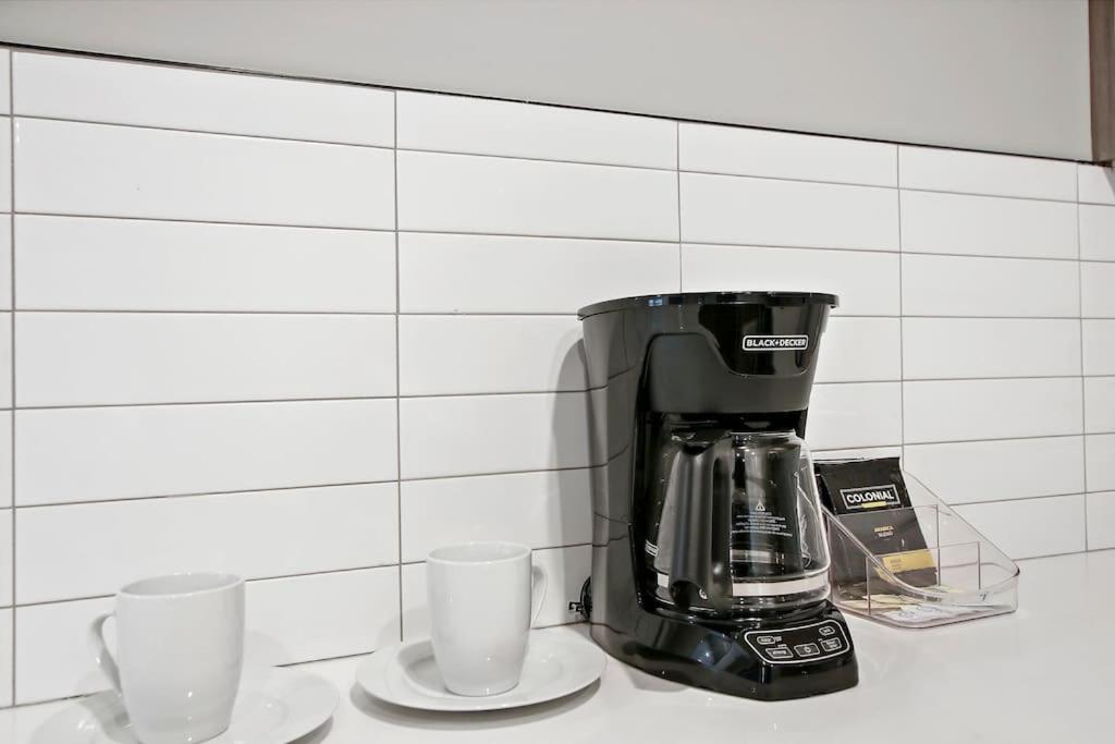 Set per la preparazione di tè e caffè presso 3BR Spacious Apartment with In-Unit Laundry - Kedzie 3F