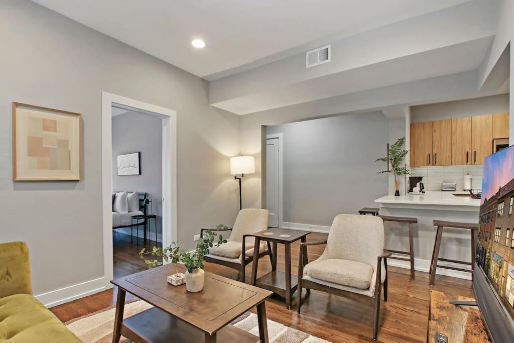 Area soggiorno di 3BR Spacious Apartment with In-Unit Laundry - Kedzie 3F