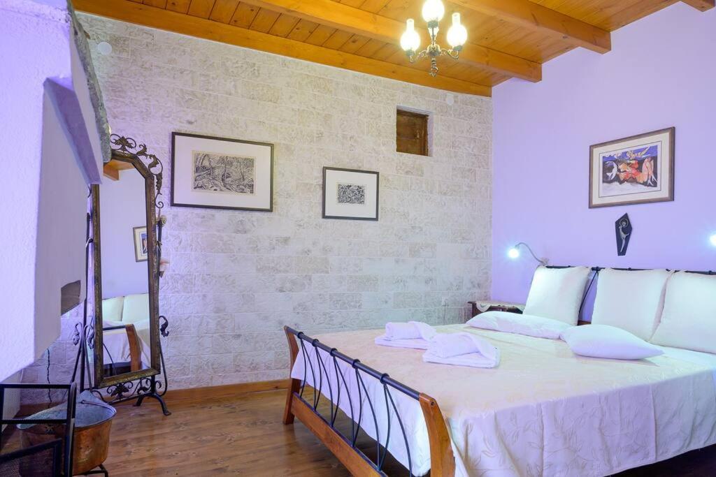 Postel nebo postele na pokoji v ubytování Clio's Stone House