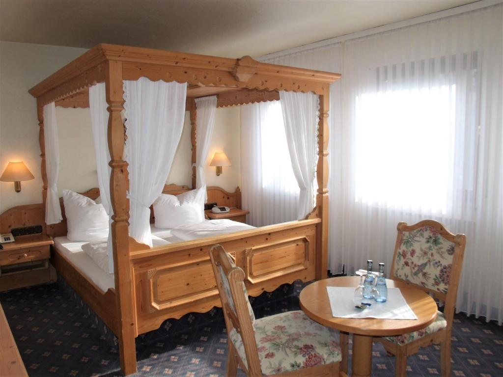 Postel nebo postele na pokoji v ubytování Hotel Brehm