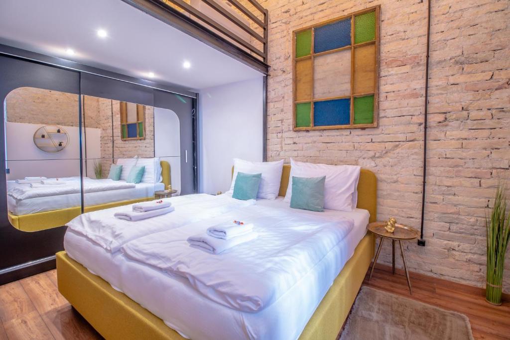 een slaapkamer met een groot bed met handdoeken erop bij Corvin Loft in Boedapest