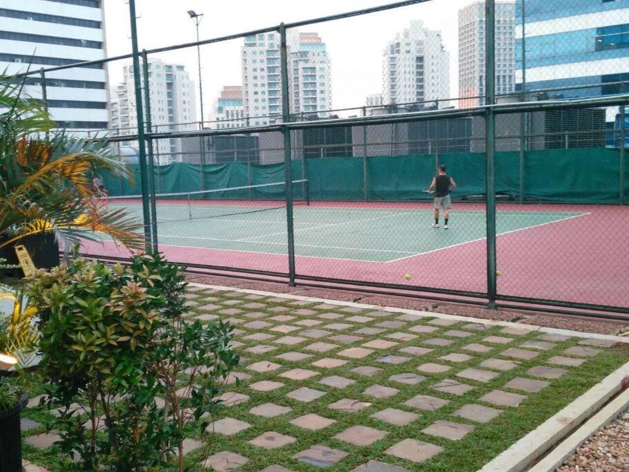Tenis a/nebo squash v ubytování FX Sudirman 28 nebo okolí