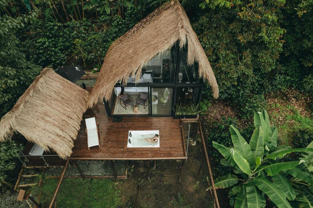 uma vista superior de uma pequena casa com um cão numa caixa em La Cima Eco Hotel em Buenavista