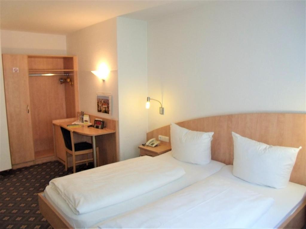 Postel nebo postele na pokoji v ubytování Hotel Brehm