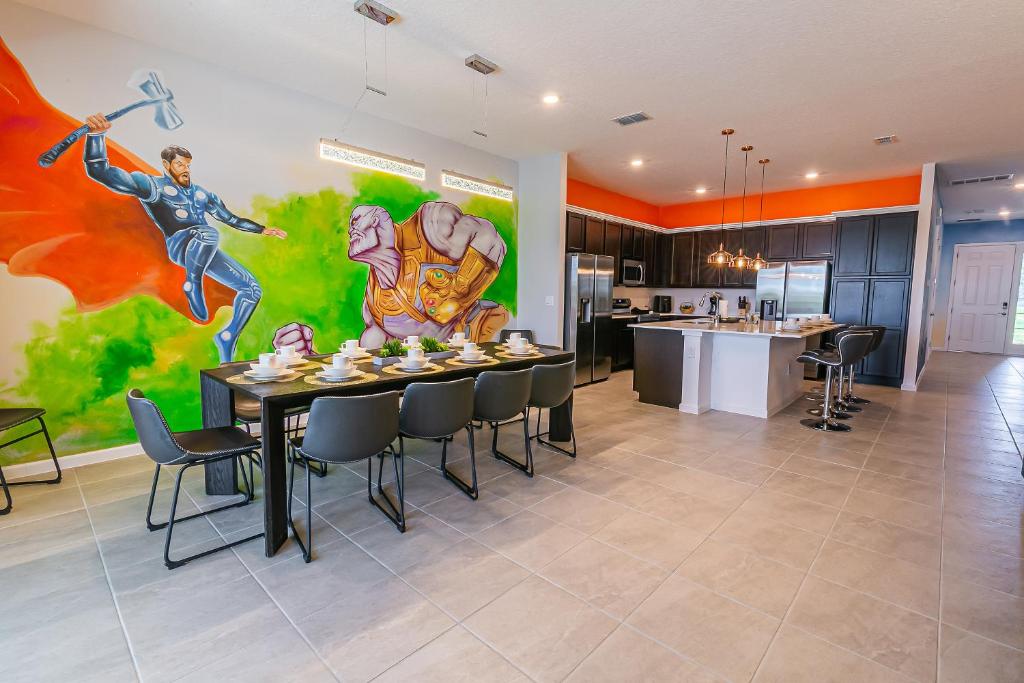 una cocina con una mesa y una pintura en la pared en Luxury 12 bedrooms pool house 10 Min to Disney, en Kissimmee