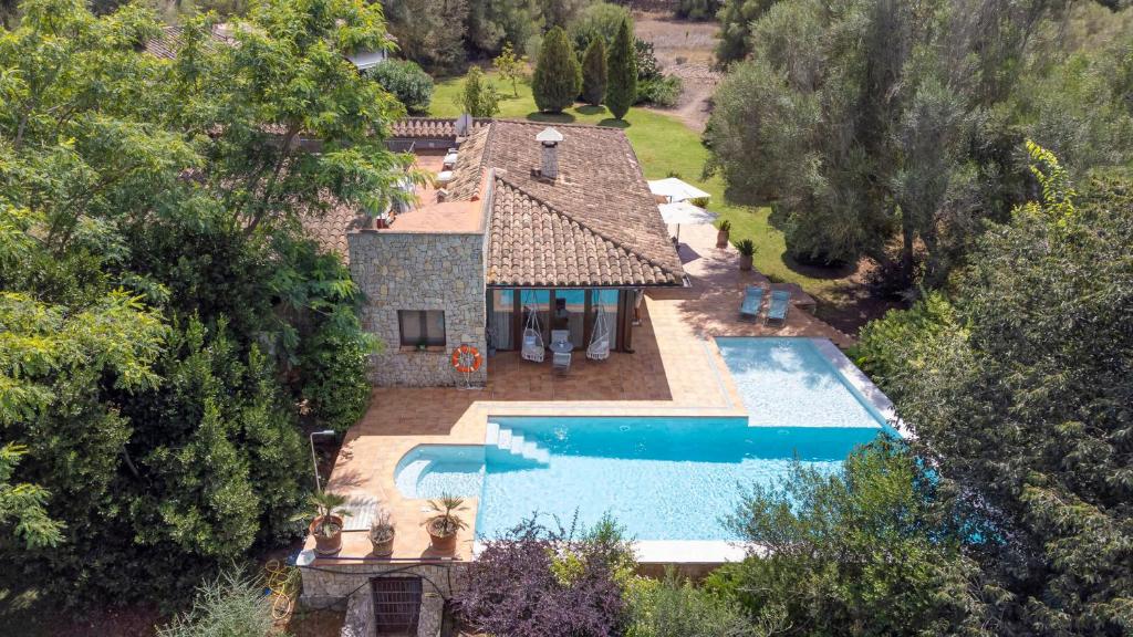 an aerial view of a house with a swimming pool at Villa Casa Del Talaiot Sencelles in Sencelles