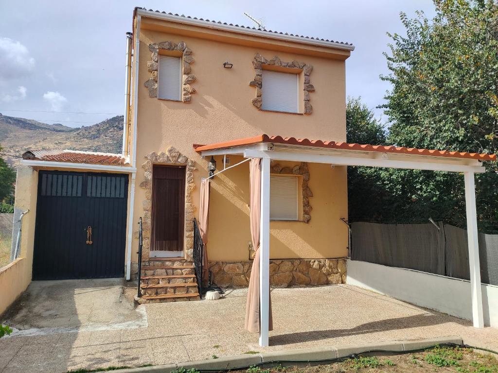 une maison avec un portail et un garage dans l'établissement CASA LOS ABUELOS, à Navalmoral