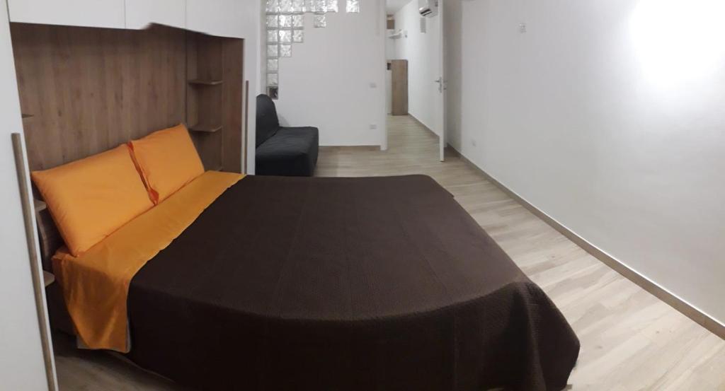 Un dormitorio con una cama y una silla dentro. en Luna&Siria, en Salerno