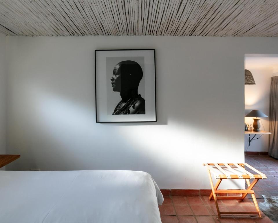 Zimmer mit einem Bett und einem Bild an der Wand in der Unterkunft MooiBaai in Hout Bay