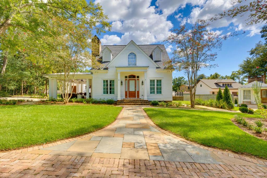 Luxe Fairhope Home with Covered Patio Walk to Bay - Housity