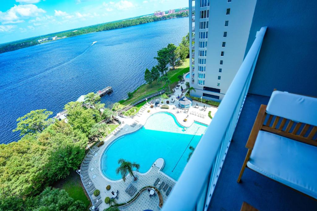 una vista sull'acqua dal balcone di un edificio di Orlando Blue Heron Beach Resort Renewed apartment a Orlando