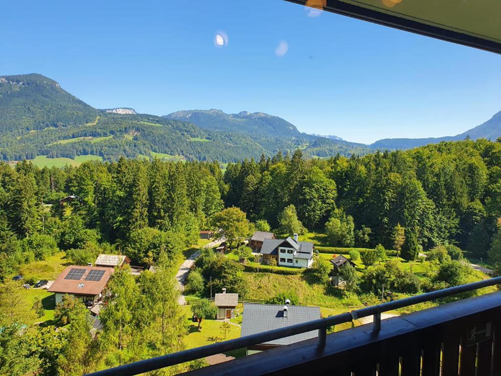 uma vista da varanda de uma casa nas montanhas em Appartement Predigstuhlblick mit Indoorpool und Sauna em Bad Goisern