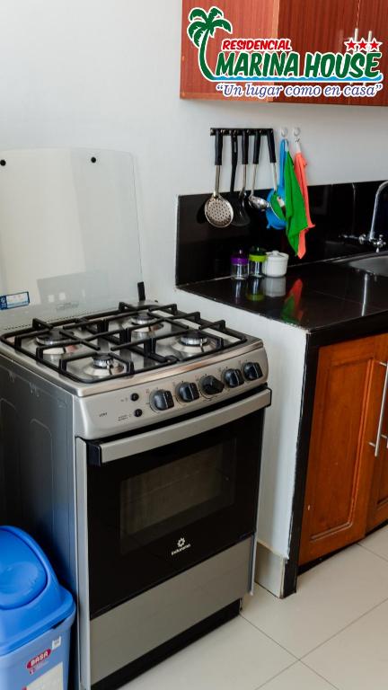 Kuchyň nebo kuchyňský kout v ubytování Residencial Marina House