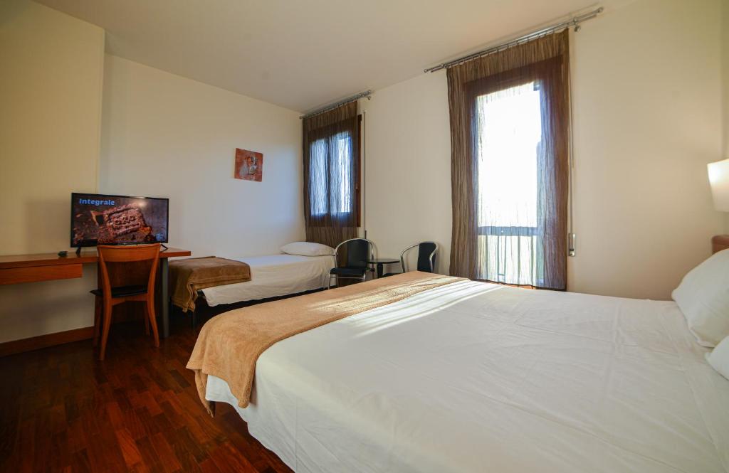 Postel nebo postele na pokoji v ubytování HOTEL QUERINI Business Hotel Sandrigo