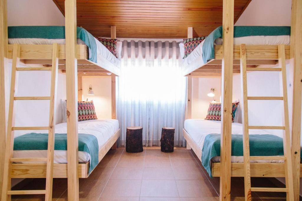Postel nebo postele na pokoji v ubytování Zulla Nazaré`s Surf Village