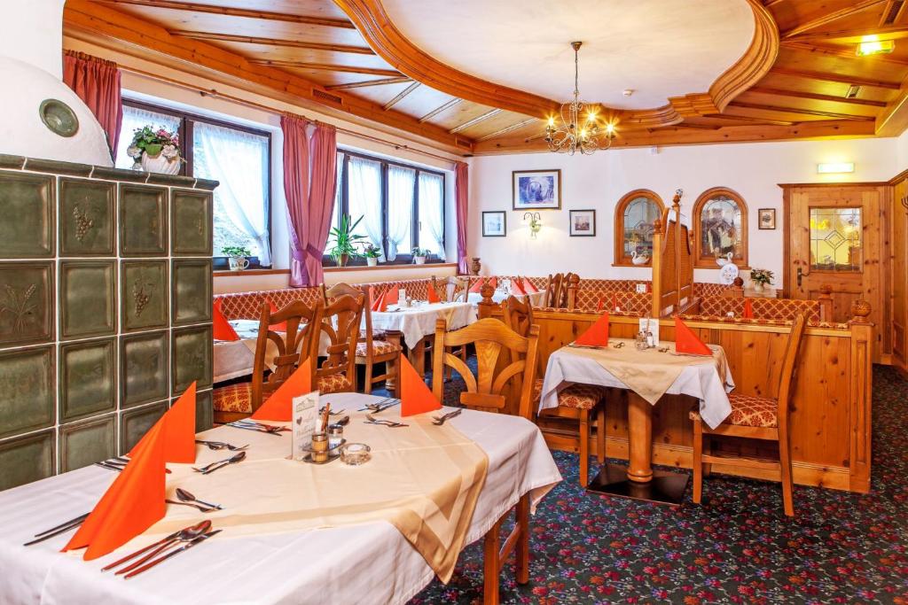Restaurace v ubytování Appartement Predigstuhlblick mit Indoorpool und Sauna
