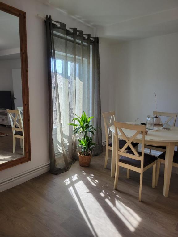 a dining room with a table and chairs and a window at Bel appartement hyper centre, 3 pièces 60m² in Périgueux