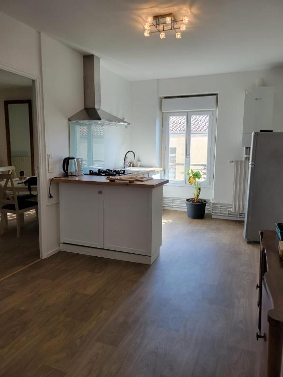 a kitchen with a sink and a counter top at Bel appartement hyper centre, 3 pièces 60m² in Périgueux