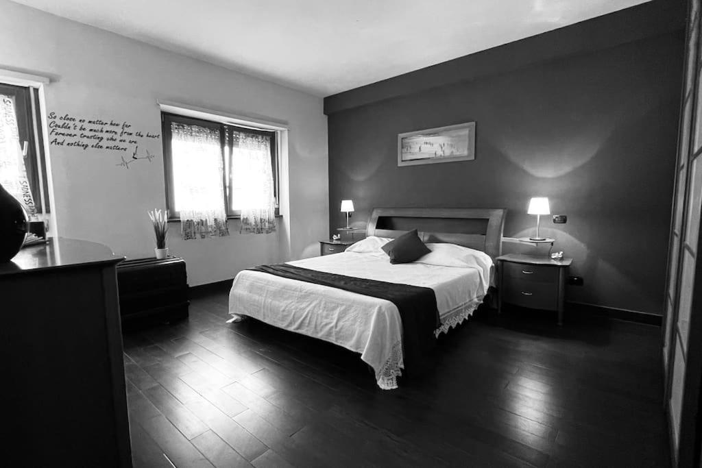 羅馬的住宿－Soul of Rome: Eternita’ ed Eleganza，一张黑白相间的一张带一张床的卧室照片