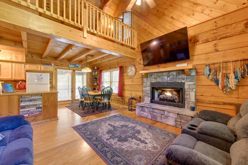 Del Rio Cabin with Hot Tub and OnSite Fishing Pond!, Del Rio (updated prices 2024)