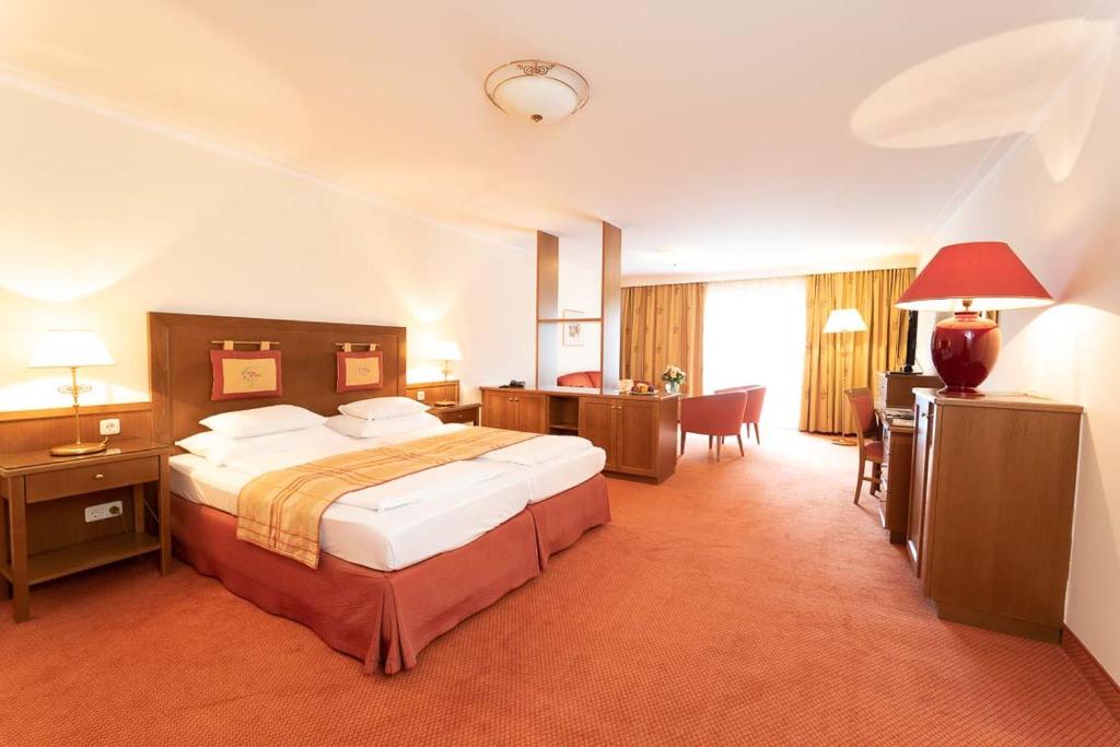Postel nebo postele na pokoji v ubytování Hotel im Park