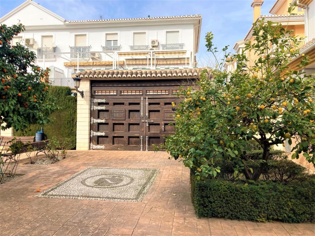 A garden outside Caseria de Comares Apartments 104