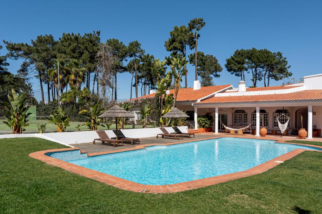 Bazén v ubytování Lux villa near sea: pool, sauna, tennis nebo v jeho okolí