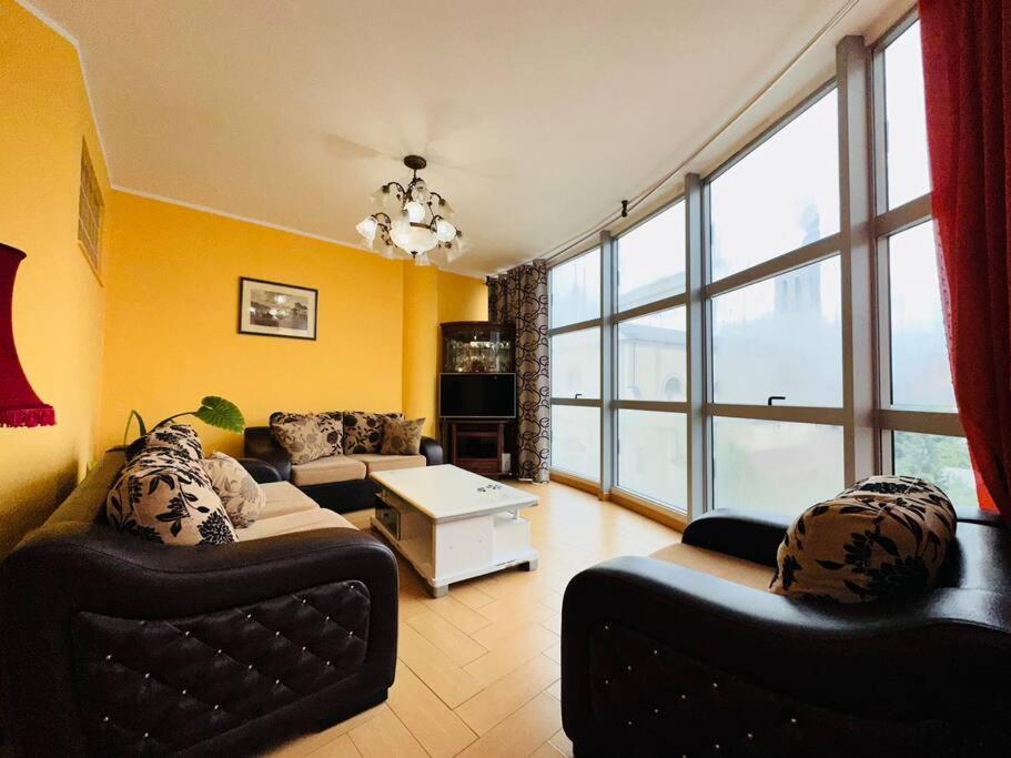 Eugenio’s Apartment Center - Imazhi 1