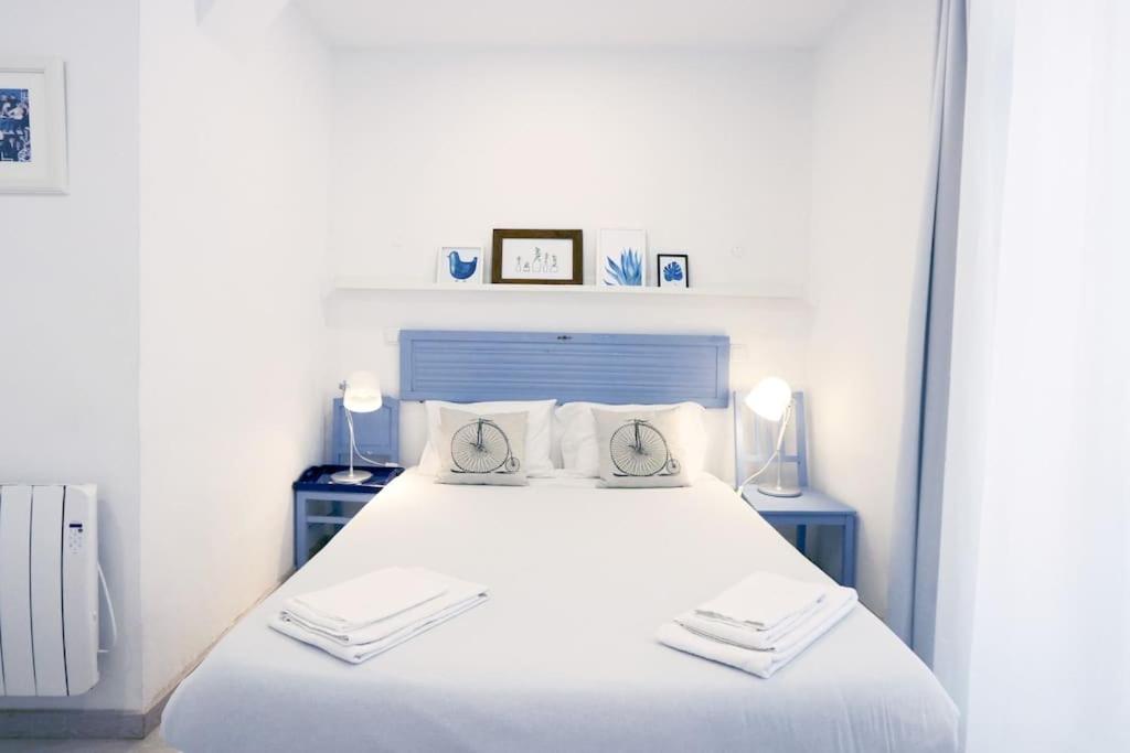 um quarto com uma cama branca e 2 almofadas em Alfama Terrace Apartment em Lisboa