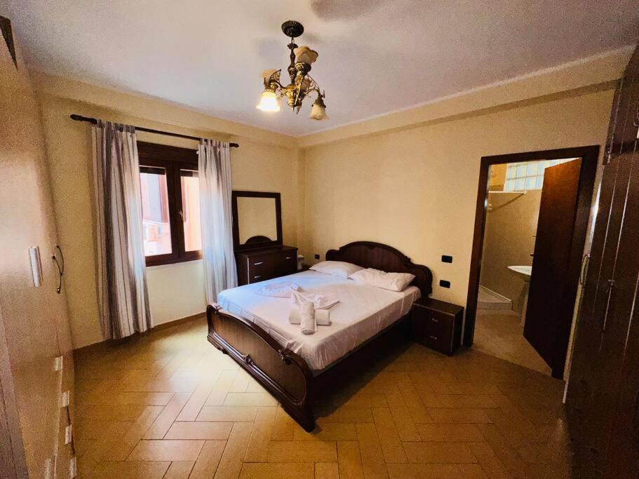 Eugenio’s Apartment Center - Imazhi 2