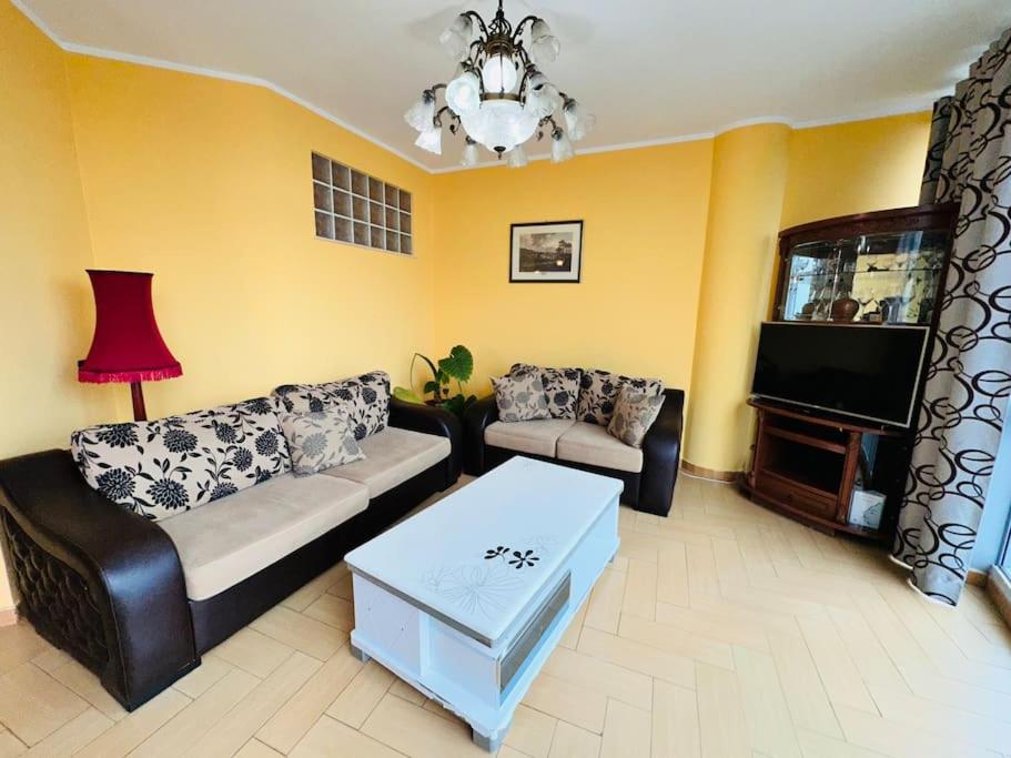 Eugenio’s Apartment Center - Imazhi 5