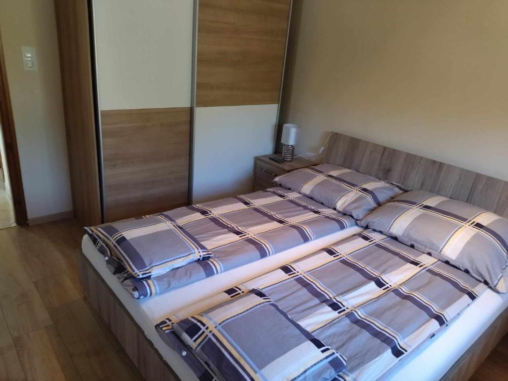 Posteľ alebo postele v izbe v ubytovaní Csaba apartman