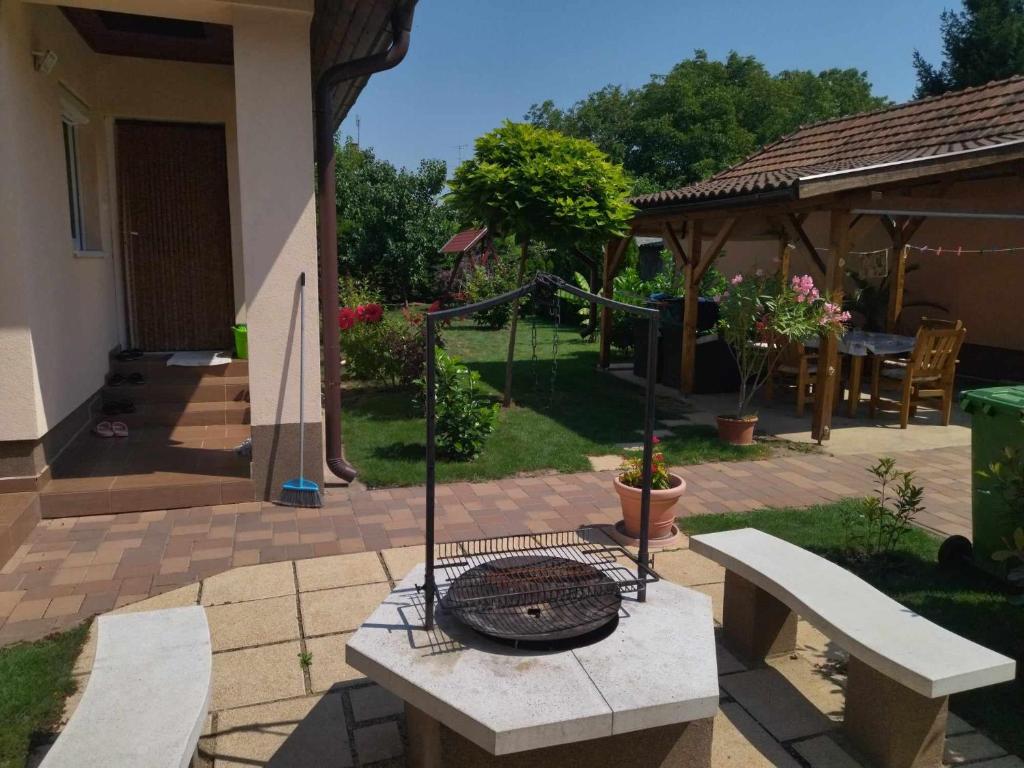 Vonkajšia záhrada v ubytovaní Csaba apartman