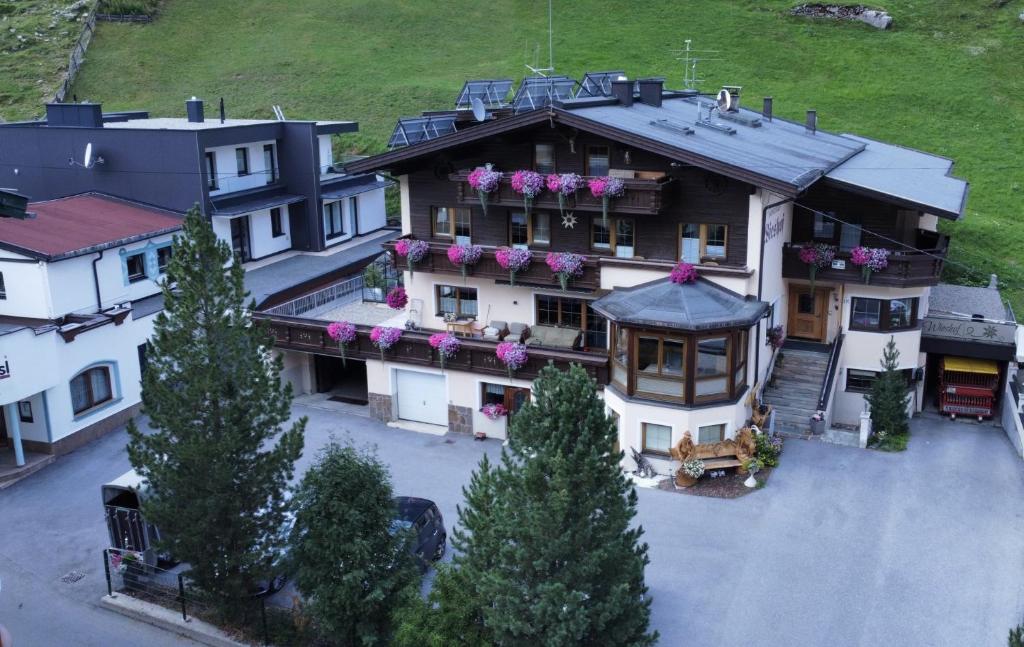 Una vista aérea de una casa con flores. en Gästehaus Wieshof, en Vent