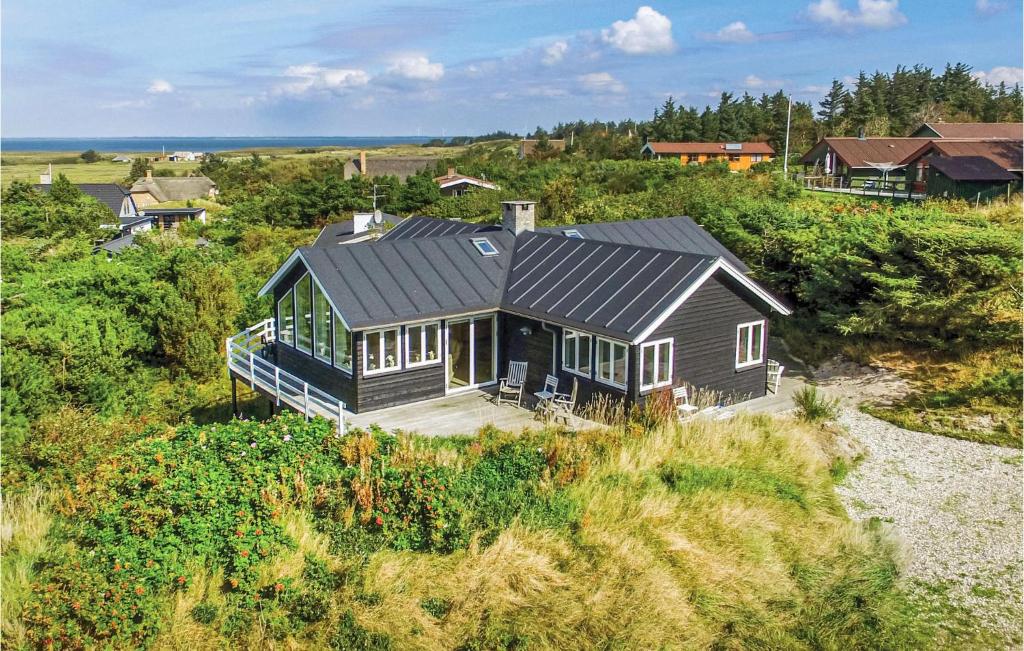 Fjand GårdeにあるGorgeous Home In Ulfborg With House Sea Viewの丘の上の家屋