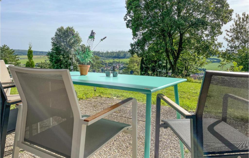 einen Tisch und Stühle auf einer Terrasse mit Aussicht in der Unterkunft Nice Home In Lichtenau With Wifi in Lichtenau