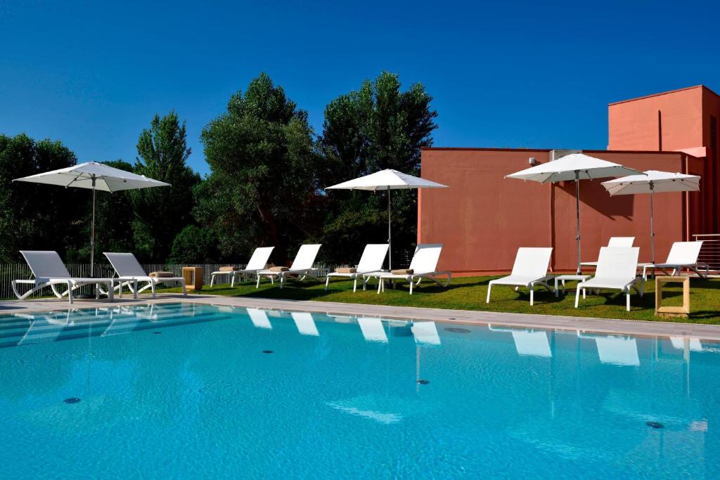 Bazén v ubytování Four Points by Sheraton Siena nebo v jeho okolí