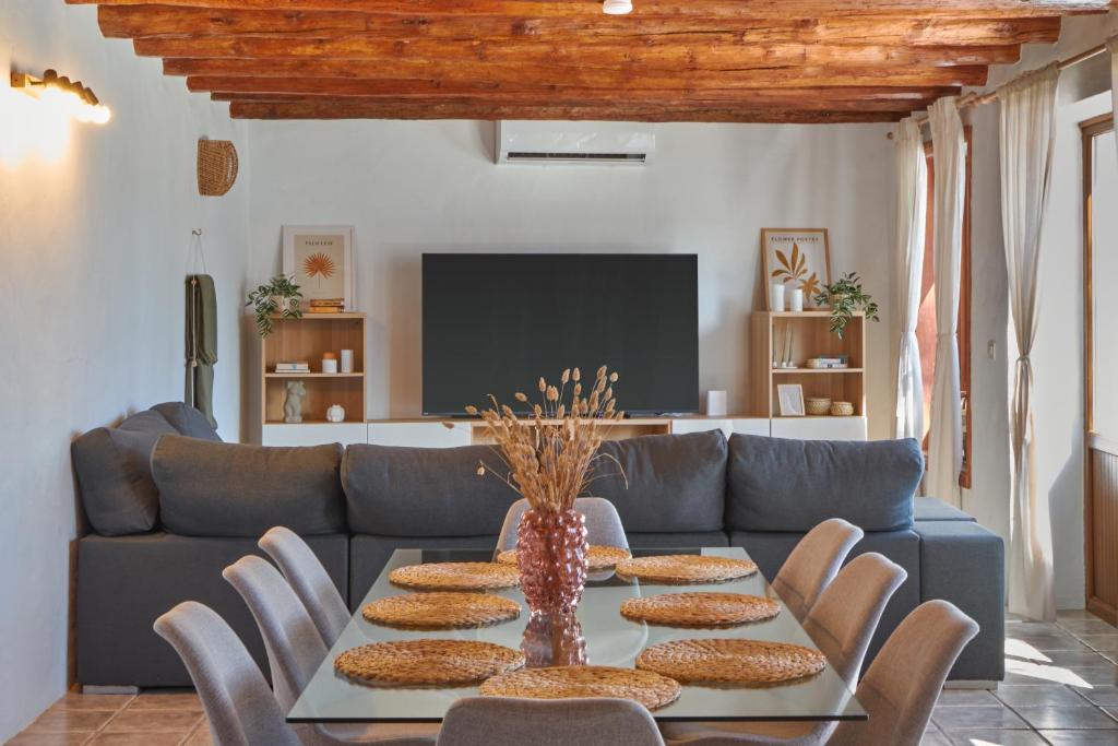 een woonkamer met een tafel en een bank bij Casa Rural Nel in Tinajo