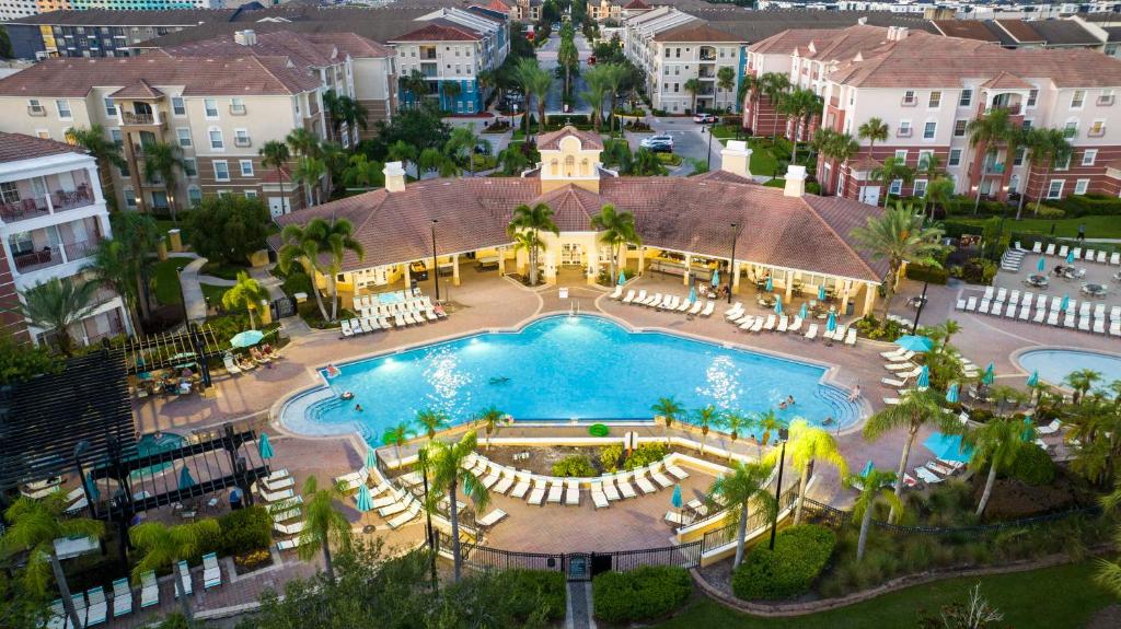 een luchtzicht op een zwembad in een resort bij The Best Location! Resort Near All Parks! Int'l Dr in Orlando
