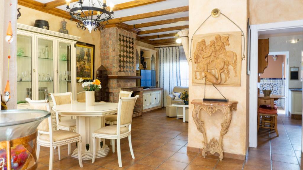 Una cocina y un comedor con mesa y sillas. en Mijas Beach House Parking, en Mijas Costa