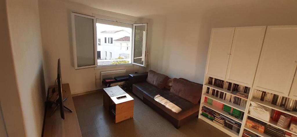 un soggiorno con divano e finestra di Appartement 2-3 personnes Velodrome et Plage a Marsiglia