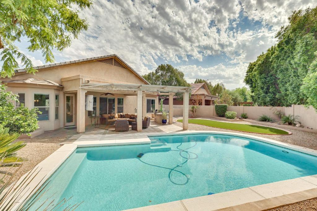 - une piscine en face d'une maison dans l'établissement Peoria Retreat with Pool about 21 Mi to Downtown Phoenix, à Peoria
