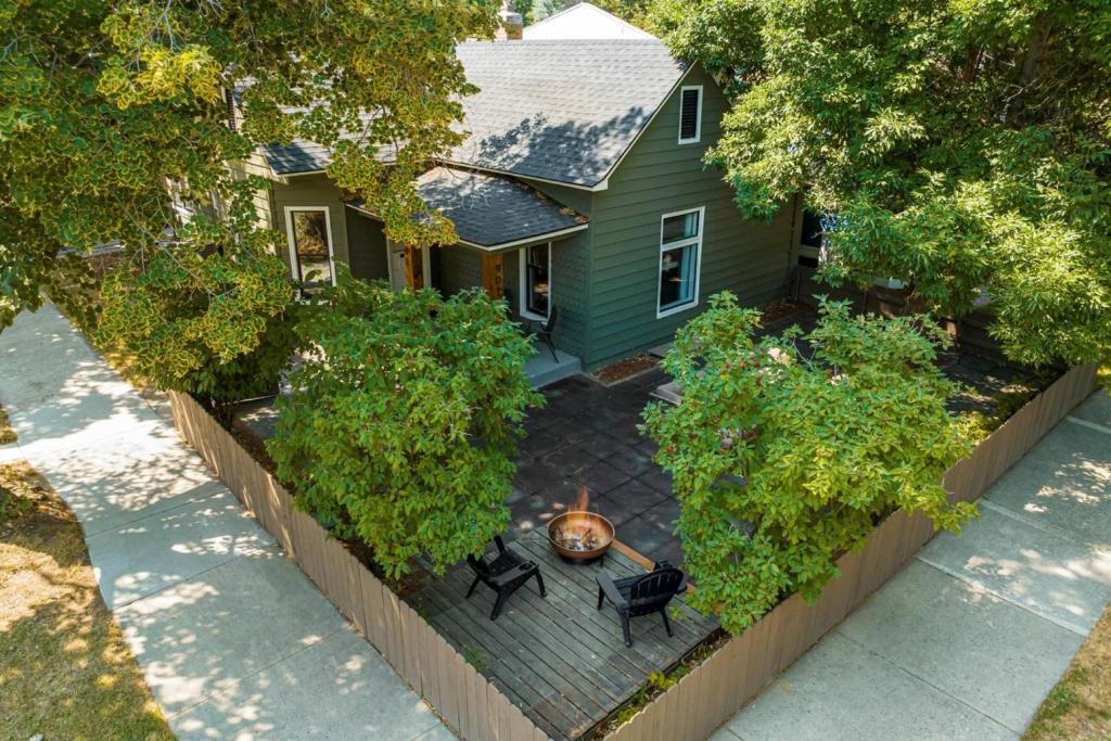 Cette chambre offre une vue sur le plafond d'une maison dotée d'une terrasse. dans l'établissement North End Gem, à Boise