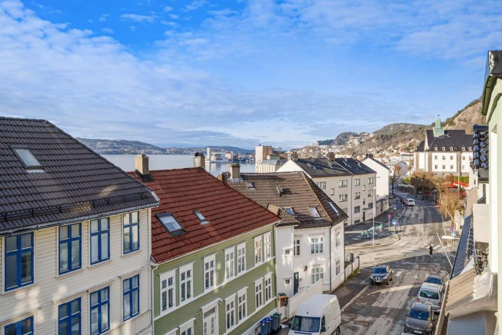 Blick auf die Stadt mit Gebäuden in der Unterkunft Dinbnb Homes I Family Friendly Home in Historical Sandviken in Bergen