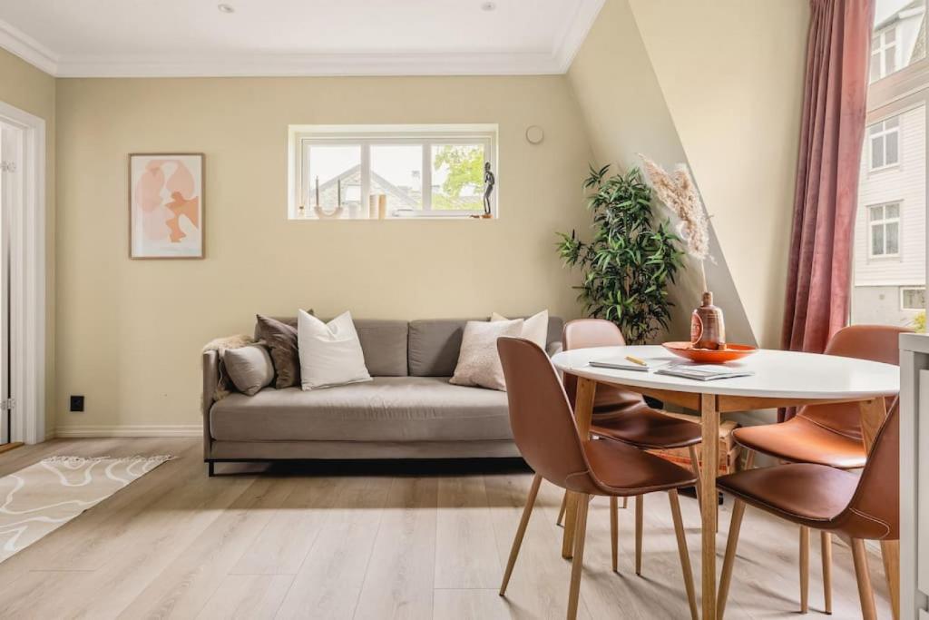 Zona d'estar a Dinbnb Apartments I New 2021 I SONOS and SMART TV