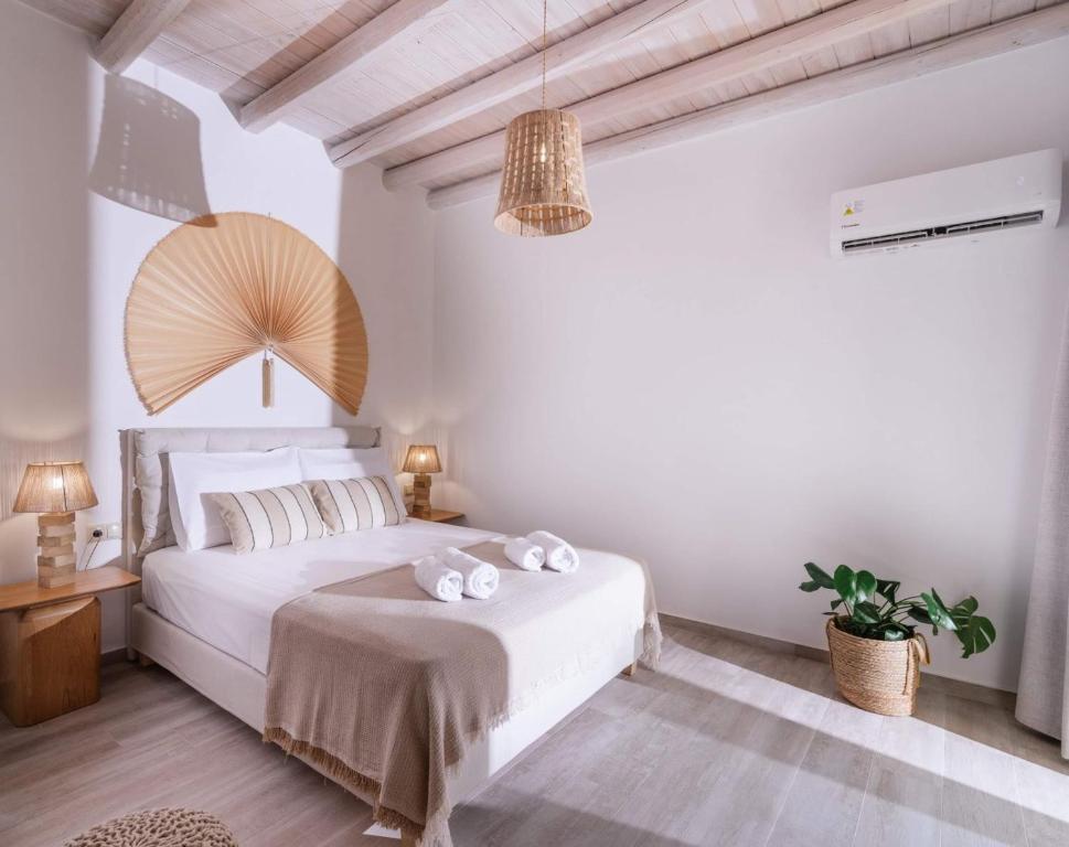 Un dormitorio con una cama blanca con toallas. en Studio Papadia, en Pitsidia