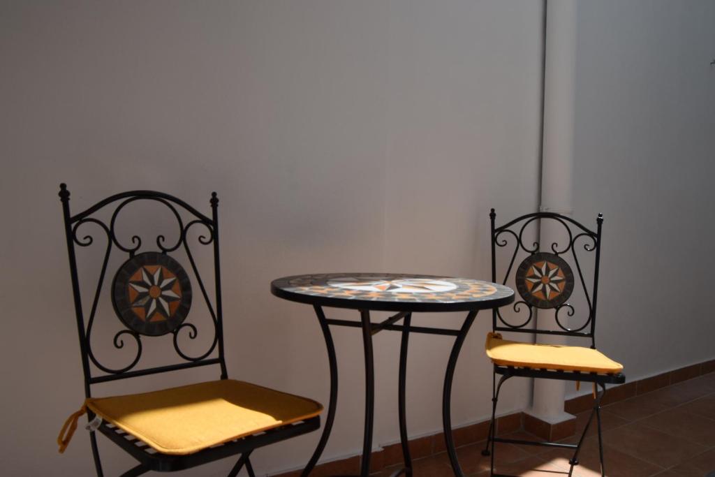 two chairs and a table and a table and chairs at Casita El Lagar in Estepona