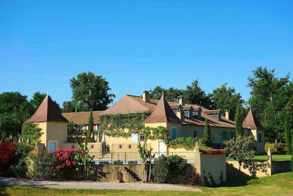 una grande casa con una recinzione di fronte di Maison Manechal a Monfaucon