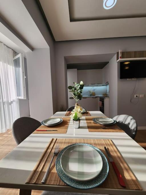 Cozy Midtown Apartment in Tirana - Image 4